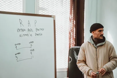 Adolescentes que cumprem medidas socioeducativas no CASE de Caxias do Sul receberão, a partir da próxima segunda-feira (9), uma série de oficinas de Cultura Hip Hop. As atividades integram o projeto Hip Hop - Conhecimento e Ação, que oferecerá aulas de Poesia Marginal, Rima, Graffiti e DJ para um grupo de aproximadamente 20 meninos na faixa etária de 15 a 20 anos.Os módulos serão ministrados por quatro arte-educadores com experiência artística e também no ensino para crianças e jovens em situação de vulnerabilidade. O time é formado por Piedro Augusto Correa (Poesia Marginal), Douglas Gonçalves (Rima), Felipe Borges (Graffiti) e Rudimar Camargo (DJ).FOTO: Arte-educador Piedro Augusto Correa ministra aulas de Poesia Marginal<!-- NICAID(16052308) -->