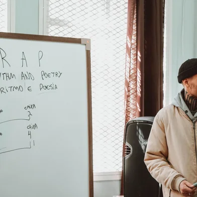 Adolescentes que cumprem medidas socioeducativas no CASE de Caxias do Sul receberão, a partir da próxima segunda-feira (9), uma série de oficinas de Cultura Hip Hop. As atividades integram o projeto Hip Hop - Conhecimento e Ação, que oferecerá aulas de Poesia Marginal, Rima, Graffiti e DJ para um grupo de aproximadamente 20 meninos na faixa etária de 15 a 20 anos.Os módulos serão ministrados por quatro arte-educadores com experiência artística e também no ensino para crianças e jovens em situação de vulnerabilidade. O time é formado por Piedro Augusto Correa (Poesia Marginal), Douglas Gonçalves (Rima), Felipe Borges (Graffiti) e Rudimar Camargo (DJ).FOTO: Arte-educador Piedro Augusto Correa ministra aulas de Poesia Marginal<!-- NICAID(16052308) -->
