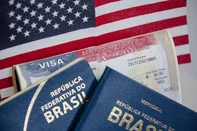 Quem deseja viajar para os Estados Unidos vai precisar ter paciÃªncia para conseguir emitir o visto de turista. Ã que o tempo para quem deseja o visto de turismo (B1) ou negÃ³cio (B2) no consulado americano em SÃ£o Paulo Ã© de 420 dias. Em BrasÃ­lia, a demora pode chegar a 388 dias. JÃ¡ no consulado americano do Rio de Janeiro a espera chega a 364 dias. O menor prazo Ã© em Porto Alegre, onde a demora, em mÃ©dia, pelo visto de turista Ã© de 287 dias. Foto: Luis Lima Jr / stock.adobe.comIndexador: (5867) Luis Lima Jr / FotoarenaFonte: 569945476<!-- NICAID(16096279) -->