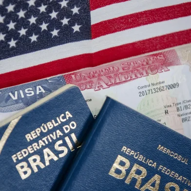 Quem deseja viajar para os Estados Unidos vai precisar ter paciÃªncia para conseguir emitir o visto de turista. Ã que o tempo para quem deseja o visto de turismo (B1) ou negÃ³cio (B2) no consulado americano em SÃ£o Paulo Ã© de 420 dias. Em BrasÃ­lia, a demora pode chegar a 388 dias. JÃ¡ no consulado americano do Rio de Janeiro a espera chega a 364 dias. O menor prazo Ã© em Porto Alegre, onde a demora, em mÃ©dia, pelo visto de turista Ã© de 287 dias. Foto: Luis Lima Jr / stock.adobe.comIndexador: (5867) Luis Lima Jr / FotoarenaFonte: 569945476<!-- NICAID(16096279) -->