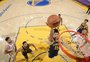 VÍDEO: brasileiro estreia e faz primeiros pontos na NBA, mas Warriors perdem para o OKC