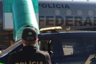 Integrante de facção criminosa é levado para presídio federal de segurança máxima após ser entregue à PF por autoridades bolivianas. Foto: Polícia Federal / Divulgação<!-- NICAID(16040298) -->