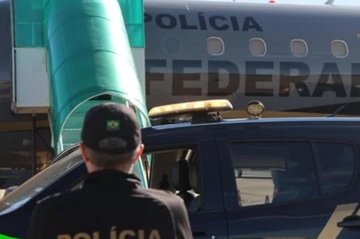 Integrante de facção criminosa é levado para presídio federal de segurança máxima após ser entregue à PF por autoridades bolivianas. Foto: Polícia Federal / Divulgação<!-- NICAID(16040298) -->