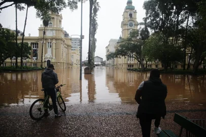 PORTO ALEGRE, RS, BRASIL - 2024.05.03 - Águas do Guaíba ultrapassam metade da praça da Alfândega, no centro de Porto Alegre - Foto: André Ávila/Agência RBS<!-- NICAID(15753379) -->