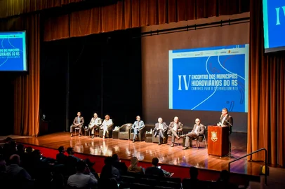 O potencial das hidrovias do Rio Grande do Sul foi o centro do debate de evento realizado pela Federação das Associações de Municípios do RS (Famurs), em Porto Alegre, nesta segunda-feira (22). Sessenta e sete municípios localizados nas costas de rios ou lagoas navegáveis do Estado se reuniram no Teatro Dante Barone, da Assembleia Legislativa, para debater o tema. Com o nome de IV Encontro dos Municípios Hidroviários do RS, a reunião foi realizada em parceria com a Hidrovias RS.  Guilherme Pedrotti/Famurs<!-- NICAID(15435397) -->