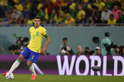 Brazil's defender #03 Thiago Silva controls the ball during the Qatar 2022 World Cup Group G football match between Brazil and Switzerland at Stadium 974 in Doha on November 28, 2022. (Photo by Fabrice COFFRINI / AFP)Editoria: SPOLocal: DohaIndexador: FABRICE COFFRINISecao: soccerFonte: AFPFotógrafo: STF<!-- NICAID(15278927) -->