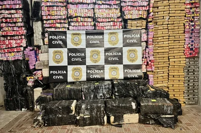 Açao conjunta entre a Policia Civil e a PRF apreendeu mais de duas toneladas de maconha na cidade de Campo Largo-PR.<!-- NICAID(16077180) -->
