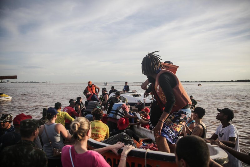 PORTO ALEGRE, RS, BRASIL - 2024.05.07 - Famílias desabrigadas que chegam de resgatadas de barco no gasômetro. (Foto: André Ávila/ Agência RBS)Indexador: Andre Avila<!-- NICAID(15757964) -->