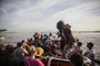 PORTO ALEGRE, RS, BRASIL - 2024.05.07 - Famílias desabrigadas que chegam de resgatadas de barco no gasômetro. (Foto: André Ávila/ Agência RBS)Indexador: Andre Avila<!-- NICAID(15757964) -->