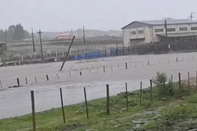 Entrada do Parque de Rodeios Hercilino Batista Nunes, em São José dos Ausentes, alagada na manhã desta segunda-feira. <!-- NICAID(16370236) -->
