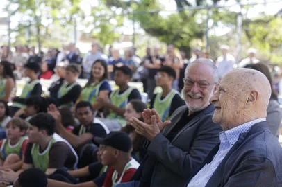 PORTO ALEGRE, RS, BRASIL, 15-10-2025: O fundador do WimBelemDon, Marcelo Ruschel, e Jayme Sirostky durante a inauguração da Biblioteca Comunitária Sabiá do Saibro Sábio, do projeto social WimBelemDon, no bairro Belém Novo. O espaço fica na Praça Carlos Santa Helena, em frente à sede da ONG, e conta com mais de dois mil livros. Foto: Mateus Bruxel/Agência RBSIndexador: MATEUS BRUXEL<!-- NICAID(16146736) -->