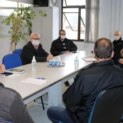 Uma nova medida decidida na tarde desta quarta-feira (16) pode tornar mais seguro o atendimento de detentos que precisam de auxílio médico em Caxias do Sul.Durante reunião organizada pela Secretaria Municipal de Saúde (SMS) ficou firmado que o Samu realizará, nos próximos dias, uma capacitação com agentes da Susepe para otimizar o serviço de regulação sempre que um detento necessitar de atendimento médico.<!-- NICAID(14810790) -->