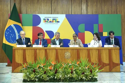 Ministra Marina Silva concede coletiva sobre licenciamento ambiental. Acompanham a coletiva o secretário-executivo do Ministério do Meio Ambiente e Mudança do Clima, Joao Paulo Capobianco, Miriam Belchior, Secretaria-Executiva da Casa Civil, Gleisi Hoffmann, ministra da Secretaria de Relações Institucionais, Sidônio Palmeira, ministro da Secretaria de Comunicação Social da Presidência.<!-- NICAID(16097473) -->
