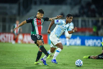 Gremio x PalestinoRS - FUTEBOL/CONMEBOL SULAMERICANA 2026 /GREMIO X PALESTINO- ESPORTES - Lance da partida entre Gremio e Palestino disputada na noite desta quarta-feira, no estÃ¡dio La Cisterna, em Santiago no Chile, valida pela Copa Sulamericana 2026. FOTO: LUCAS UEBEL/GREMIO FBPAEditoria: SPOLocal: SantiagoIndexador: Lucas UebelSecao: futebolFonte: Gremio.netFotógrafo: Gremio x Palestino<!-- NICAID(16276155) -->