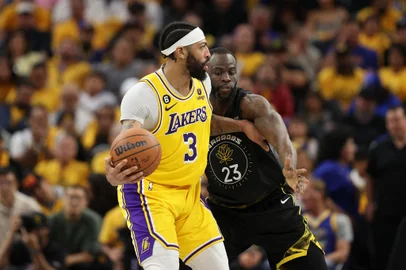 Los Angeles Lakers v Golden State Warriors - Game OneSAN FRANCISCO, CALIFORNIA - MAY 02: Draymond Green #23 of the Golden State Warriors defends Anthony Davis #3 of the Los Angeles Lakers during the third quarter in game one of the Western Conference Semifinal Playoffs at Chase Center on May 02, 2023 in San Francisco, California. NOTE TO USER: User expressly acknowledges and agrees that, by downloading and or using this photograph, User is consenting to the terms and conditions of the Getty Images License Agreement.   Ezra Shaw/Getty Images/AFP (Photo by EZRA SHAW / GETTY IMAGES NORTH AMERICA / Getty Images via AFP)Editoria: SPOLocal: San FranciscoIndexador: EZRA SHAWSecao: basketballFonte: GETTY IMAGES NORTH AMERICAFotógrafo: CONTRIBUTOR<!-- NICAID(15418281) -->