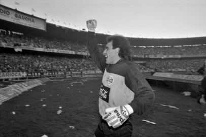 Mazaropi, goleiro do Grêmio, comemorando a conquista da Copa do Brasil, em 1989.-Grêmio Campeão da Copa do Brasil 1989.Grêmio 2 x 1 Sport RecifeEstádio  Olímpico-#ENVELOPE: 83322<!-- NICAID(15750483) -->