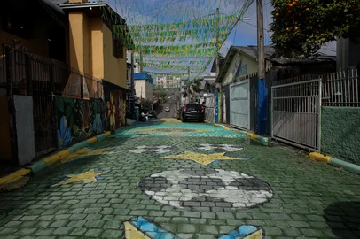 CAXIAS DO SUL, RS, BRASIL, 08/06/2026.  Rua Henrique Cia decorada para a Copa do Mundo. (Ariéli Ziegler/Agência RBS)Indexador: Arieli Ziegler<!-- NICAID(16301727) -->