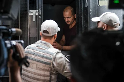 CACHOEIRINHA, RS, BRASIL, 20-02-2026: A chegada do policial militar Cristiano Domingues Francisco para depoimento na 2ª Delegacia de Policia de Cachoeirinha. O policial  é o principal suspeito do desaparecimento de Silvana Germann de Aguiar e seus pais, Isail e Dalmira, que não são vistos desde o final de janeiro. Fotos: Renan Mattos/Agencia RBS<!-- NICAID(16229493) -->