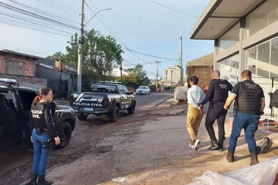 PASSO FUNDO, RS, BRASIL, 07/05/2023. A Polícia Civil faz na manhã deste domingo (7) a Operação Illusio contra um esquema criminoso identificado por lesar vítimas por meio do conhecido "Golpe do Bilhete" em vários pontos do país e, principalmente, na região metropolitana de Porto Alegre.Os líderes moram em Passo Fundo. O trabalho está sendo feito no domingo para garantir que os suspeitos sejam encontrados em casa, já que costumam viajar para aplicar os golpes. Foram identificadas, até o momento, 21 vítimas, com um prejuízo total em torno de R$ 1 milhão. Foto: Rosângela Borges/Agência RBS<!-- NICAID(15421863) -->