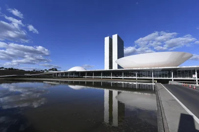 Fachada do Congresso Nacional, a sede das duas Casas do Poder Legislativo brasileiro.As cúpulas abrigam os plenários da Câmara dos Deputados (côncava) e do Senado Federal (convexa), enquanto que nas duas torres - as mais altas de Brasília, com 100 metros - funcionam as áreas administrativas e técnicas que dão suporte ao trabalho legislativo diário das duas instituições.<!-- NICAID(15218479) -->