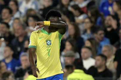 Brazil's forward #07 Vinicius Jr gestures during the 2026 FIFA World Cup South American qualifiers football match between Argentina and Brazil at the Mas Monumental stadium in Buenos Aires province, on March 25, 2025. (Photo by JUAN MABROMATA / AFP)Editoria: SPOLocal: Buenos AiresIndexador: JUAN MABROMATASecao: soccerFonte: AFPFotógrafo: STF<!-- NICAID(16003481) -->