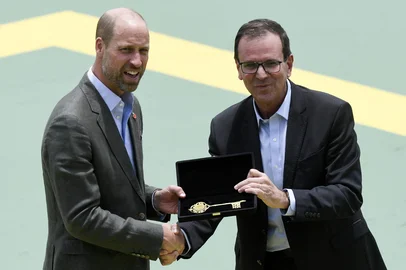 Britain's Prince William, Prince of Wales (L), receives the keys to the city from Rio de Janeiro's mayor Eduardo Paes during the Welcome to Brazil event at Sugarloaf Mountain in Rio de Janeiro on November 3, 2025. Prince William visits Brazil for the Earthshot Prize awards and will later attend the UN COP30 climate summit on behalf of King Charles. (Photo by Daniel RAMALHO / AFP)Editoria: HUMLocal: Rio de JaneiroIndexador: DANIEL RAMALHOSecao: imperial and royal mattersFonte: AFPFotógrafo: STR<!-- NICAID(16159557) -->