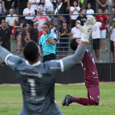 Goleiro Fabian Volpi defende pênalti decisivo que ajudou o Caxias se classificar às quartas de final da Série D e zagueiro Fernando converteu última cobrança.<!-- NICAID(15515042) -->