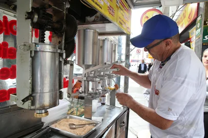 PORTO ALEGRE, RS, BRASIL, 27-04-2018. Jorami Figueiredo, do Churros do Tio Jora, na Rua Uruguay, esquina com a José Montaury. Agora, ele corre atrás para se aposentar, já que não pensou nisso mais cedo. (FERNANDO GOMES/AGÊNCIA RBS)<!-- NICAID(13524217) -->