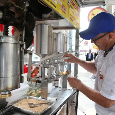 PORTO ALEGRE, RS, BRASIL, 27-04-2018. Jorami Figueiredo, do Churros do Tio Jora, na Rua Uruguay, esquina com a José Montaury. Agora, ele corre atrás para se aposentar, já que não pensou nisso mais cedo. (FERNANDO GOMES/AGÊNCIA RBS)<!-- NICAID(13524217) -->