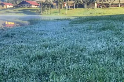 Moradores de São José dos Ausentes registram geada no amanhecer de domingo (4), nos Campos de Cima da Serra. <!-- NICAID(16197406) -->