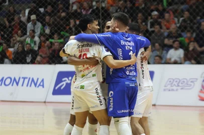 Em clássico gaúcho pelas quartas de final da Liga Nacional, Atlântico vence a ACBF de virada e sai em vantagem<!-- NICAID(16385546) -->