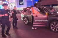 Um adolescente de 17 anos abriu fogo e feriu três pessoas neste sábado (9) na Times Square, em Nova York, informou a polícia da cidade. O incidente ocorreu por volta da 1h20min no horário local (3h20min em Brasília), após uma discussão, segundo um porta-voz da polícia.<!-- NICAID(16098134) -->