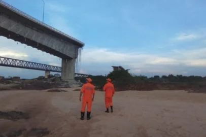 This handout photo released by Tocantins Fire Department shows firefighters during a rescue operation after the Juscelino Kubitschek de Oliveira bridge connecting Tocantins and Maranhao fell on December 22, 2024 over the Tocantins river at the city of Aguiarnopolis, Tocantins state, Brazil. (Photo by Cynthia LIUTKUS-PIERCE / AFP)Editoria: DISLocal: AguiarnópolisIndexador: CYNTHIA LIUTKUS-PIERCESecao: industrial accidentFonte: AFPFotógrafo: STR<!-- NICAID(15940994) -->