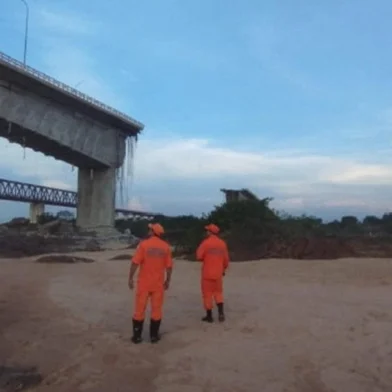 This handout photo released by Tocantins Fire Department shows firefighters during a rescue operation after the Juscelino Kubitschek de Oliveira bridge connecting Tocantins and Maranhao fell on December 22, 2024 over the Tocantins river at the city of Aguiarnopolis, Tocantins state, Brazil. (Photo by Cynthia LIUTKUS-PIERCE / AFP)Editoria: DISLocal: AguiarnópolisIndexador: CYNTHIA LIUTKUS-PIERCESecao: industrial accidentFonte: AFPFotógrafo: STR<!-- NICAID(15940994) -->