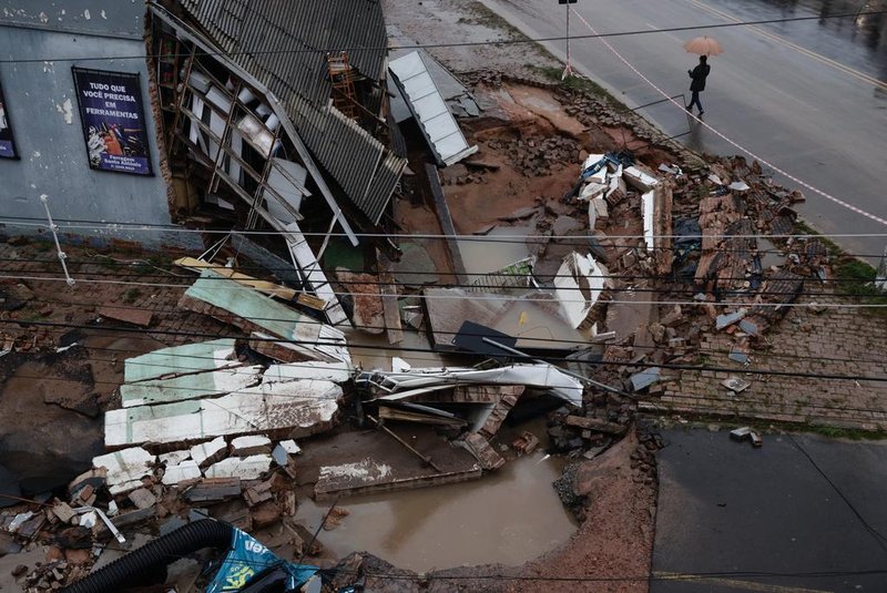 Porto Alegre, RS, Brasil, 02-05-2024: Ferragem destruída e via coberta de lama após alagamento na avenida Otto Niemeyer com rua Arroio Grande, na zona sul. Foto: Mateus Bruxel / Agência RBS<!-- NICAID(15751107) -->