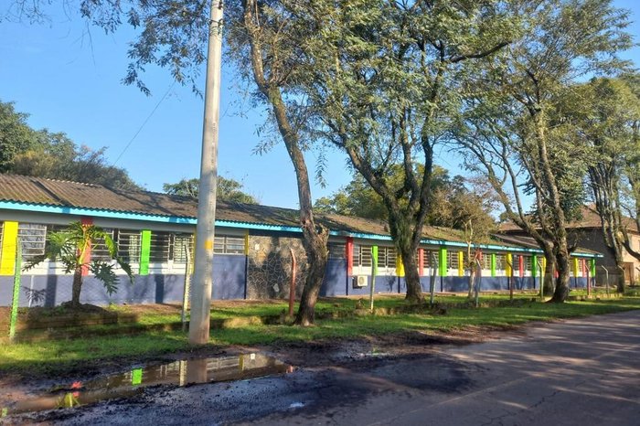 Alunos da EEEM Mariante foram levados para outro prédio, que também foi interditado,  mas, desta vez, por problemas na parte elétrica