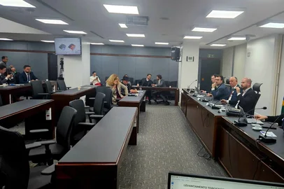 O governo Leite destacou três secretários e técnicos da Secretaria da Reconstrução para apresentar aos deputados estaduais o status da recuperação do Estado no pós-enchente, em audiência nesta terça-feira no plenarinho da Assembleia Legislativa. A despeito da relevância, o tema não foi suficiente para atrair a atenção dos parlamentares.<!-- NICAID(16081222) -->