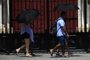 Pedestrians cover their head with umbrellas while walking during a heatwave in Seville on July 10, 2023. Temperatures were soaring across Spain on July 10 with the mercury set to touch 44 degrees Celsius (111 Fahrenheit) in the south as the country braced for its second heatwave in a fortnight. (Photo by CRISTINA QUICLER / AFP)Editoria: WEALocal: SevilleIndexador: CRISTINA QUICLERSecao: weather scienceFonte: AFPFotógrafo: STR<!-- NICAID(15478502) -->