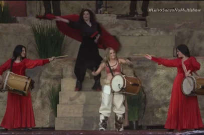 Durante as faixas “Melhor Sozinha” e “Onde é Que Deu Errado?” subiram ao palco bailarinos (que não eram os do ballet da Luísa) trajando roupas típicas gaúchas, reverenciando a cultura da artista.“Penhasco”, “Penhasco 2” e “Chico” não poderiam ficar de fora do set. Sonza também cantou os hits “Musa do Verão“, colaboração com Marshmello e “SentaDONA (remix)“, com Davi Kneip, MC Frog e Dj Gabriel do Borel. A apresentação marcou uma ótima estreia para Luísa no maior palco do festival e mostrou sua evolução como artista, que entregou um show pensado nos detalhes, coeso e enérgico.<!-- NICAID(15873054) -->