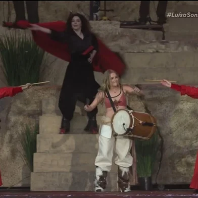 Durante as faixas “Melhor Sozinha” e “Onde é Que Deu Errado?” subiram ao palco bailarinos (que não eram os do ballet da Luísa) trajando roupas típicas gaúchas, reverenciando a cultura da artista.“Penhasco”, “Penhasco 2” e “Chico” não poderiam ficar de fora do set. Sonza também cantou os hits “Musa do Verão“, colaboração com Marshmello e “SentaDONA (remix)“, com Davi Kneip, MC Frog e Dj Gabriel do Borel. A apresentação marcou uma ótima estreia para Luísa no maior palco do festival e mostrou sua evolução como artista, que entregou um show pensado nos detalhes, coeso e enérgico.<!-- NICAID(15873054) -->