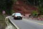 NOVA PETRÓPOLIS, RS, BRASIL, 10/08/2023. Quase dois meses depois de uma barreira ter caído no km 181, da BR-116, em Nova Petrópolis, o trânsito no local ainda não tem previsão de ser liberado totalmente. Atualmente, veículos leves são autorizados a passar pelo local, diariamente, das 7h até as 17h30min, em sistema "siga e pare". (Porthus Junior/Agência RBS)<!-- NICAID(15507299) -->