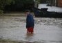 Chuva forte alaga ruas e provoca transbordamento de arroios em Porto Alegre
