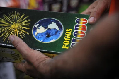 CAXIAS DO SUL, RS, BRASIL, 28/12/2017 - Marcos Antônio Bagatini, blaster e sócio-proprietário da Samburá, dá dicas para evitar acidentes com fogos de artifício. (Marcelo Casagrande/Agência RBS)<!-- NICAID(13343705) -->