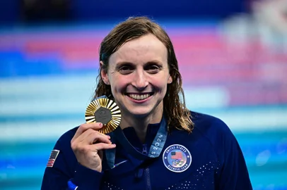 Gold medallist US' Katie Ledecky celebrates during the podium ceremony of the women's 800m freestyle swimming event during the Paris 2024 Olympic Games at the Paris La Defense Arena in Nanterre, west of Paris, on August 3, 2024. (Photo by Manan VATSYAYANA / AFP)<!-- NICAID(15831927) -->
