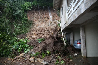 CAXIAS DO SUL, RS, BRASIL, 18/06/2025. Chuva -  Deslizamento de terra atinge residência de Claudete Maria Debastiani Magnus, na Rua Osvaldo Pedron quase esquina com Francisco Boniatti, no bairro Planalto. (Porthus Junior/Agência RBS)<!-- NICAID(16063106) -->