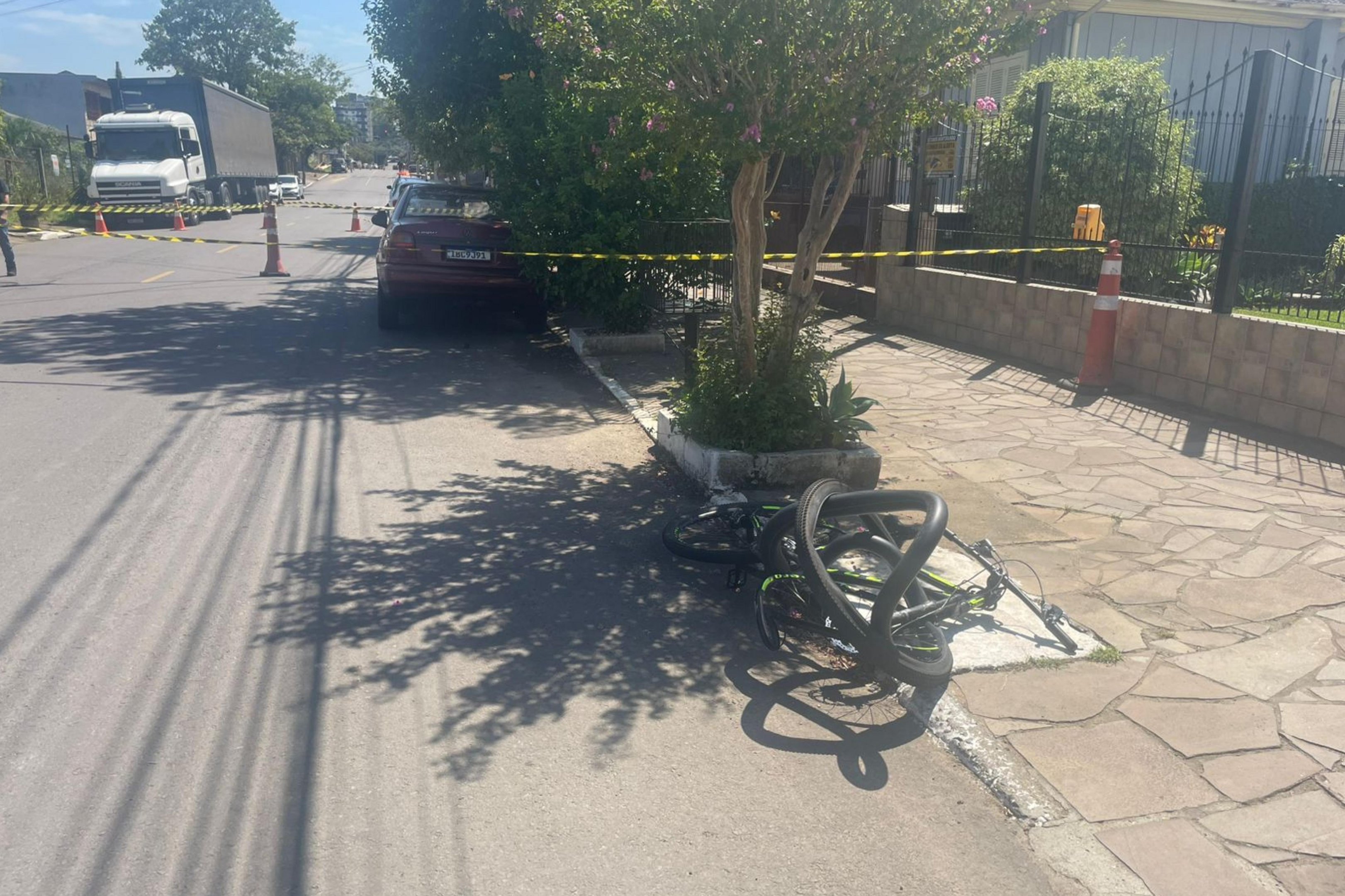 Imagens mostram momento em que carro invade pista contr&aacute;ria e mata ciclista em Canoas