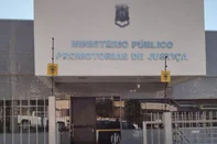 O Ministério Público do Rio Grande do Sul (MPRS), por meio da Promotoria de Justiça de Sananduva, no norte do Estado, denunciou na segunda-feira (4) um homem de 21 anos pela morte do irmão, de 29 anos, assassinado com 40 golpes de faca na frente da mãe deles. O crime aconteceu em na comunidade de Divino Faxinal, zona rural do município de Ibiaçá, que tem 4,5 mil habitantes.<!-- NICAID(16095209) -->