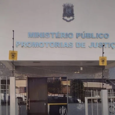 O Ministério Público do Rio Grande do Sul (MPRS), por meio da Promotoria de Justiça de Sananduva, no norte do Estado, denunciou na segunda-feira (4) um homem de 21 anos pela morte do irmão, de 29 anos, assassinado com 40 golpes de faca na frente da mãe deles. O crime aconteceu em na comunidade de Divino Faxinal, zona rural do município de Ibiaçá, que tem 4,5 mil habitantes.<!-- NICAID(16095209) -->
