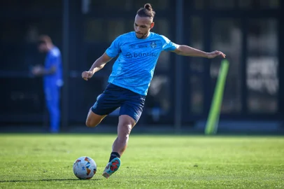 RS - FUTEBOL/TREINO GREMIO 2024/ ESPORTES - Jogadores do Gremio realizam treino durante a tarde desta segunda-feira, no CT do Vasco da Gama, no Rio de Janeiro, na preparaÃ§Ã£o partida valida pela Taca Libertadores da America 2024. FOTO: LUCAS UEBEL/GREMIO FBPA<!-- NICAID(15848024) -->
