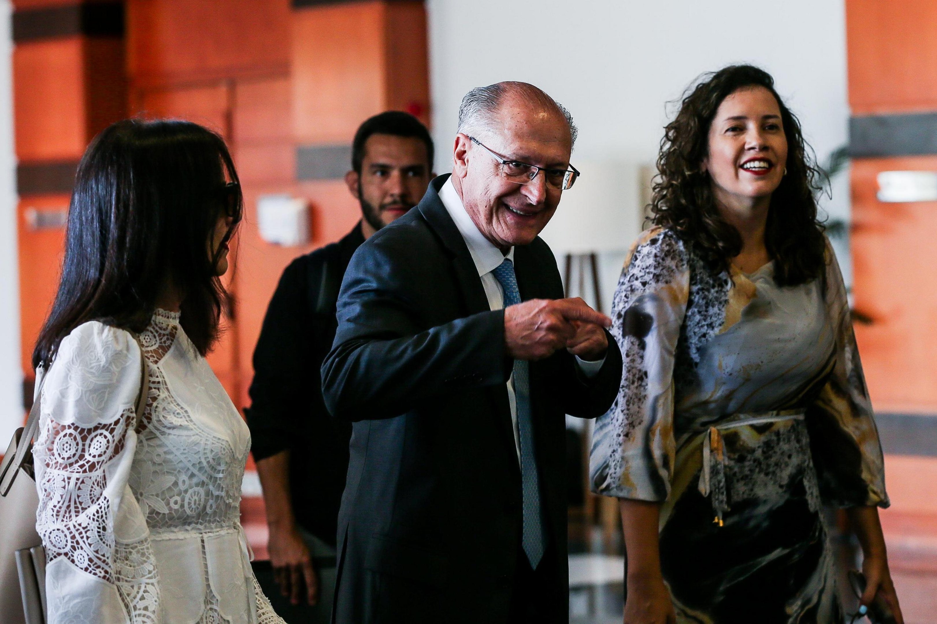Em Caxias do Sul, Alckmin recebe demandas da ind&uacute;stria e do setor vitivin&iacute;cola antes da abertura da Festa da Uva